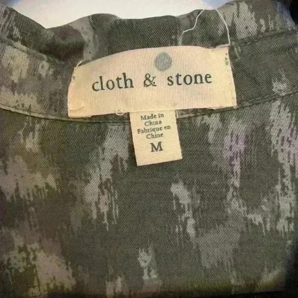 Cloth & Stone Button down Shirt Grey Animal Print Abstract Womens Size Medium - Picture 3 of 8